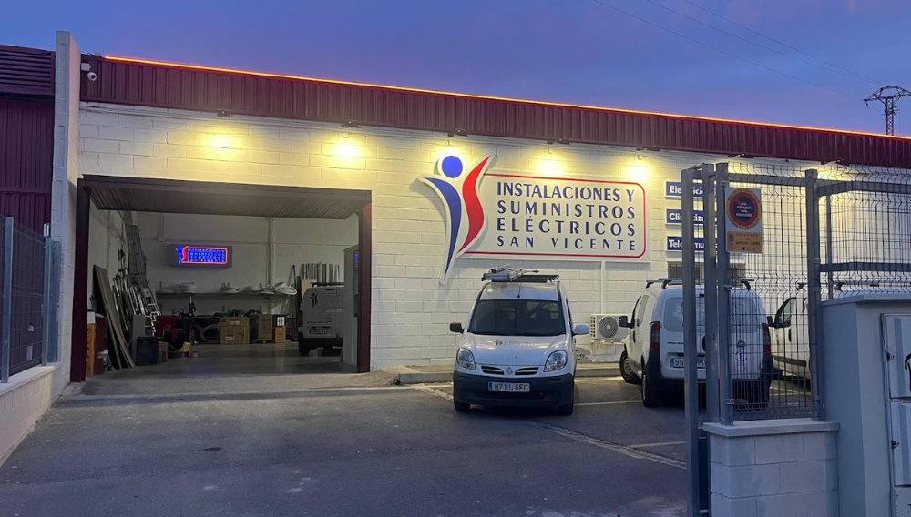 Taller y almacen de Instalaciones y Suministros Electricos San Vicente, preparado para gestion de obras y servicios electricos